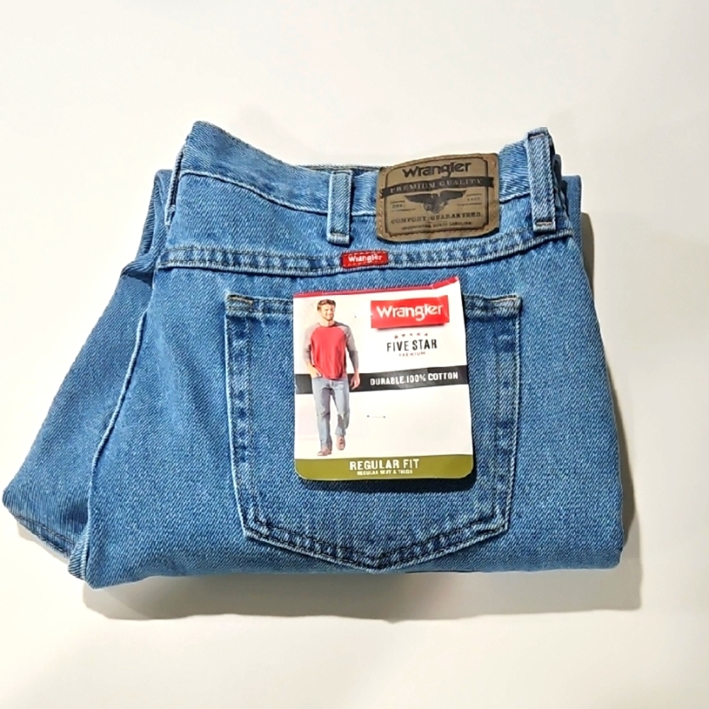 Wrangler Blue Relaxed Jeans Classic Fit. 38x32 Reg Fit.   Nwt